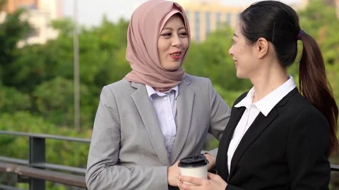 Two colleague taking a break enjoy chat 스톡 동영상 84757240