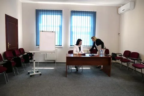 Two colleagues work at an office desk, discussing documents and work material Stock-Fotos