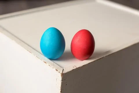 Two collour Easter eggs - blue and red Foto stock
