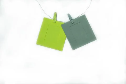 Two colored paper frames hanging on the clothespins. Foto stock