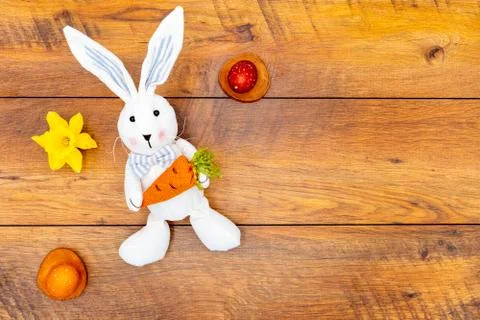 Two colourful, wax painted Easter eggs on wooden pads and Easter bunny wooden Foto stock