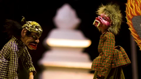 Two comedic wayang golek puppet characters interacting and facing each othe.. Stockbeeldmateriaal 344793265
