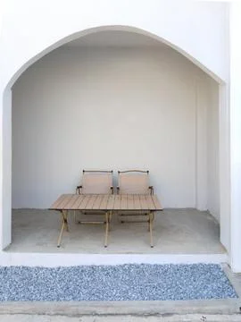 Two comfortable seats in an arched corner of a minimalist cafe. Foto stock