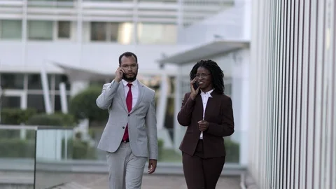 Two confident managers walking on street with smartphones. Stock-Footage 114965071