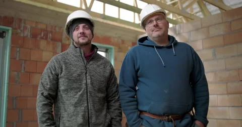 Two construction workers posing indoors at building site, men wearing safet.. Vídeos de archivo 291805658