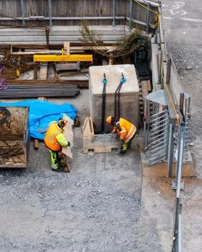 Two construction workers at the sites storage area searching for material, St Foto stock