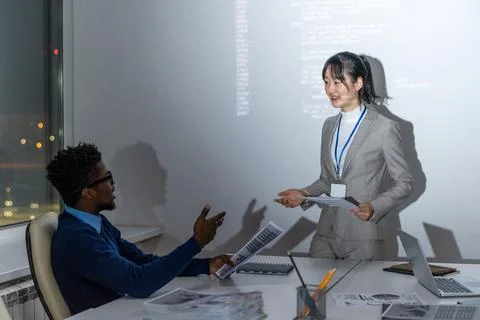 Two contemporary programmers discussing working points at meeting Foto stock