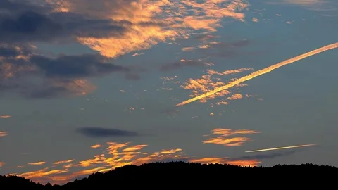 Two Contrails Cutting Through a Dramatic Sunset Sky, 4K 库存影片 342432745