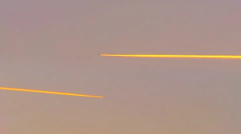 Two contrails in the evening sky - different directions 動画素材 39437595