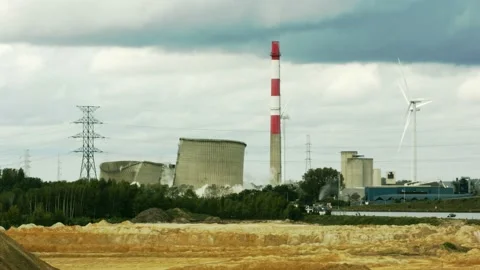 Two cooling towers imploding with controlled demolition on a cloudy day Vídeo Stock 163952696