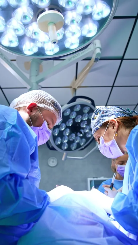 Two cooperating diverse doctors perform surgery on thyroid. Video stock 281375957