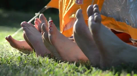 Two couples legs in tent Vidéo 46677733