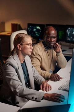 Two coworkers discussing coded data Stock-Fotos