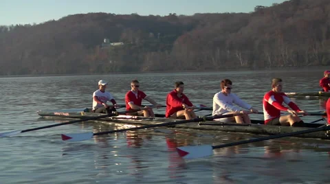 Two crew boats race down the Hudson river Vidéo gratuite 997338