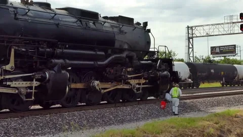 Two crewmen lubricating Big Boy 4014 steam locomotive. One crawls underneath. Vídeo Stock 159260499