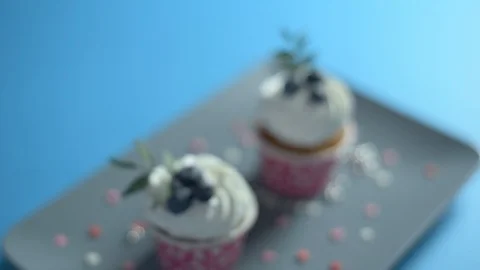 Two cupcakes on a rectangular plate 스톡 동영상 87144912