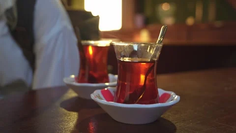 Two cups of brewed black Turkish tea poured from teapot, Vídeo Stock 255612765
