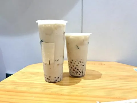 Two cups of bubble tea on a wooden table. Stock-Fotos
