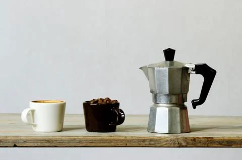 Two cups of coffee and beans and percolator Foto stock