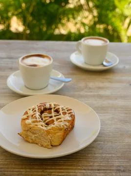Two cups of coffee with milk with cake. Foto stock