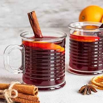 Two cups of hot mulled wine on a grey background Stock-Fotos