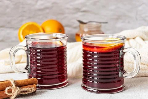 Two cups of hot mulled wine on a grey background Stock-Fotos