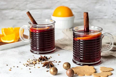 Two cups of hot mulled wine on a grey background Foto stock