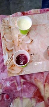 Two Cups of Refreshing Drinks on a Patterned Tablecloth Foto stock