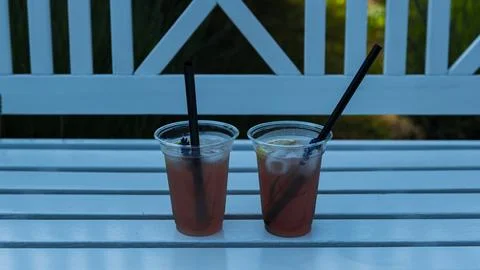 Two cups of refreshing lavender lemonade on a white wooden bench Foto stock