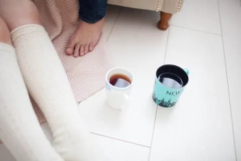 Two cups of tea on the floor Stockfoto's
