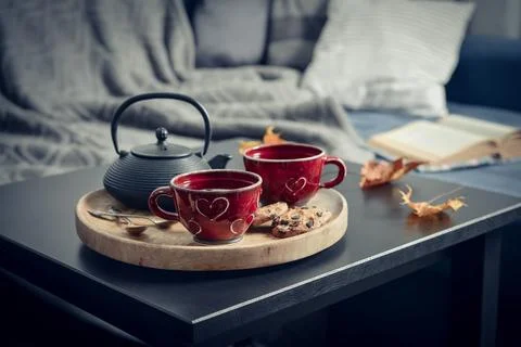 Two cups of tea on a serving tray on coffee table. Foto stock
