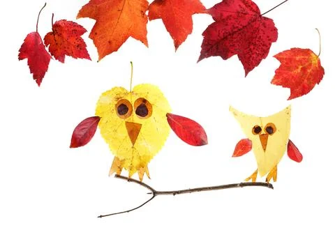 Two cute birds made of assorted Autumn leaves under red foliage isolated on.. Foto stock