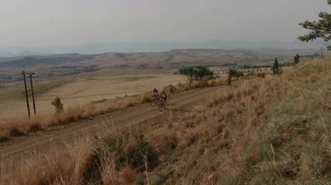 Two cyclist riding and talking Video stock 12266166