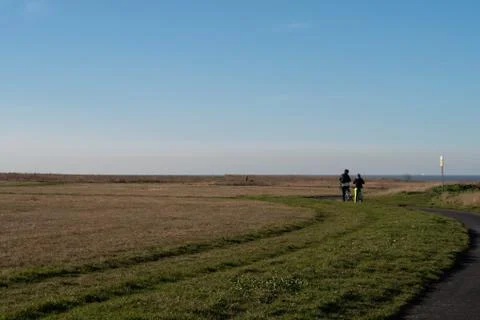 Two cyclists on the coastal path from Margate to Broadstairs, Kent 스톡 사진