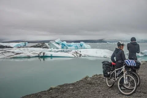 Two cyclists with mountain bikes standing at Glacier Lagoon Jokulsarlon with  Stock Photos