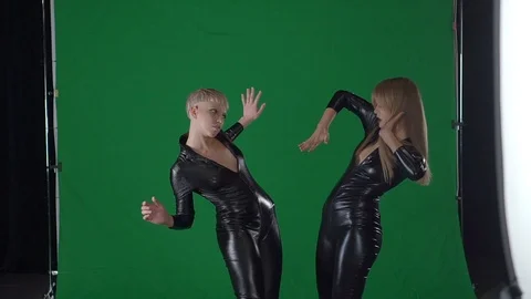 Two dancing girls in studio. Vídeos de archivo 90970471