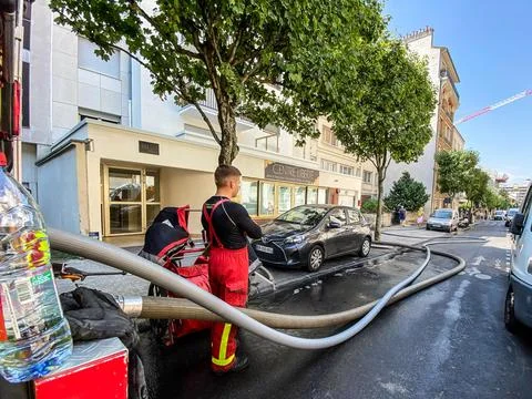 Two dead after a fire in a building on rue Joseph Gaillard in Paris, France - 11 Fotos de archivo