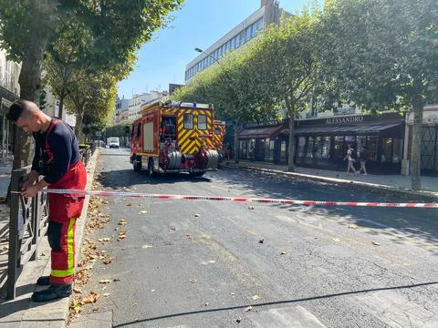 Two dead after a fire in a building on rue Joseph Gaillard in Paris, France - 11 Stock-Fotos