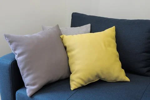 Two decorative pillows on the couch Foto stock