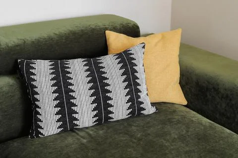 Two decorative pillows on the sofa Stockfoto's