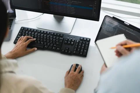 Two developer programmer typing code and writing data while discussing abou.. Foto stock