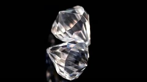 Two diamonds in super slow motion spinning Vidéo 11435943