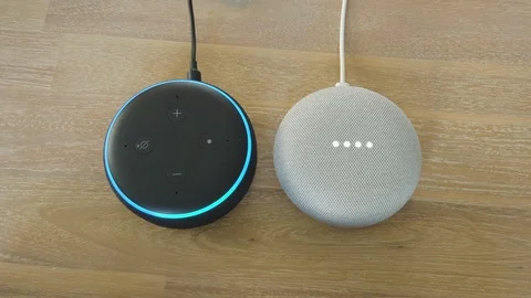 Two different Smart Home Voice Assistant Controlled Gadget Responding To Command 库存影片 115479004