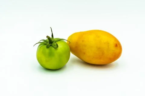 Two different types of tomatoes: Green Zebra and San Marzano. Products at the Foto stock