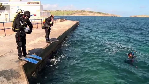 Two divers in. 스톡 동영상 97388578