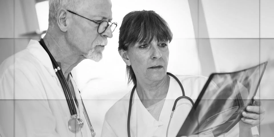 Two doctors examining x-ray report, geometric pattern Foto stock