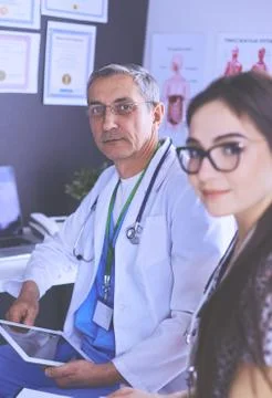 Two doctors speaking in a bright office Stock-Fotos