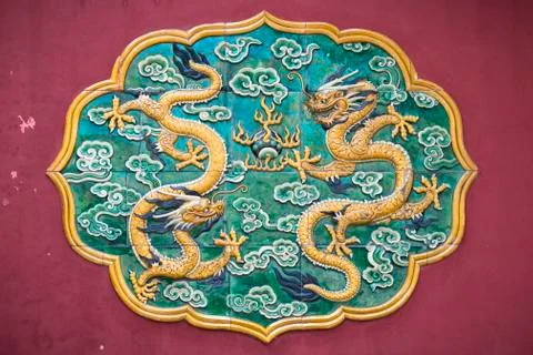 Two dragons Glazed Tiled on a Red Wall in beijing Stock-Fotos