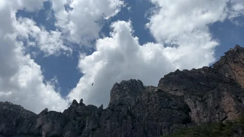 Two eagles cruising down in the air overlooking mountains 스톡 동영상 242022184