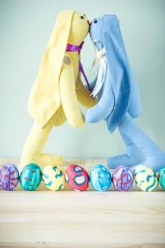 Two easter bunnies on a wooden table Foto stock